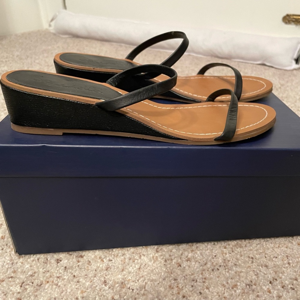 Tiny wedge sandal